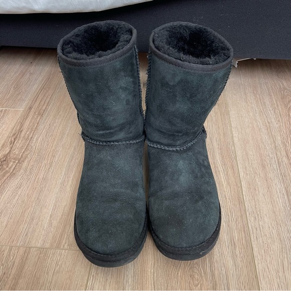 Women’s Black Uggs Size 9 - Picture 2 of 4